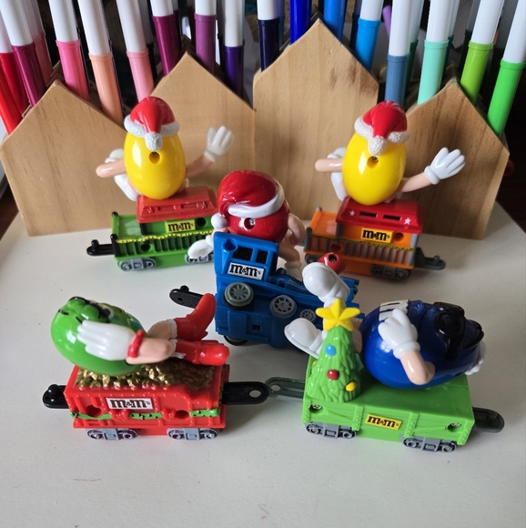 M&M Train Christmas Set 2005 5pc Collectible Plastic Gift Holiday Red Green Mars - Picture 2 of 15